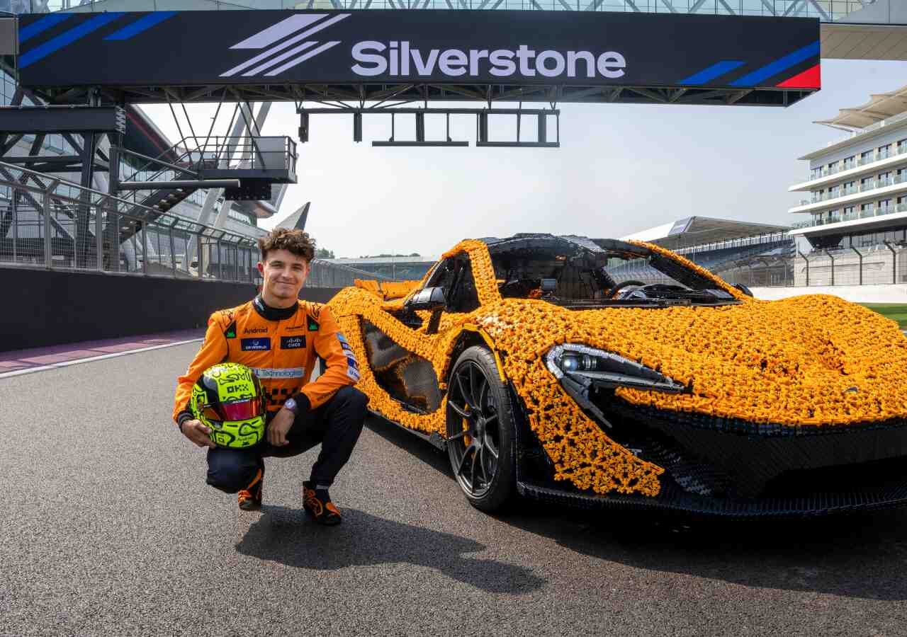 VIDEO: Lando Norris knalt met LEGO-auto over Silverstone ...