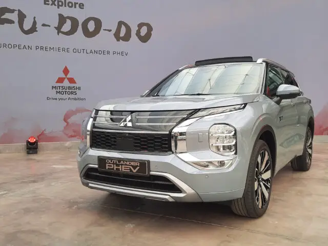 Mitsubishi_Outlander_PHEV_Intro