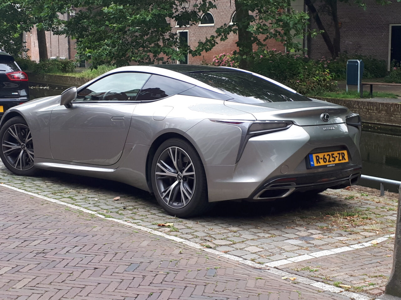 Gespot: een Lexus LC 500h ...