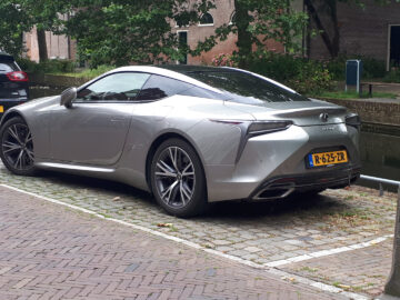 Gespot: een Lexus LC 500h ...