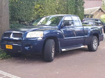 Gespot: een Mitsubishi Raider ...
