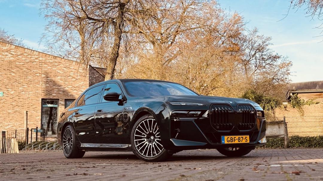 Vooraanzicht BMW i7 M70 xDrive