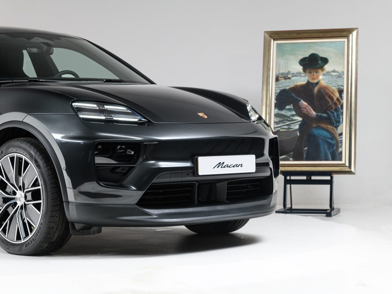 Porsche Macan en een schilderij
