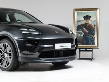 Porsche Macan und ein Gemälde