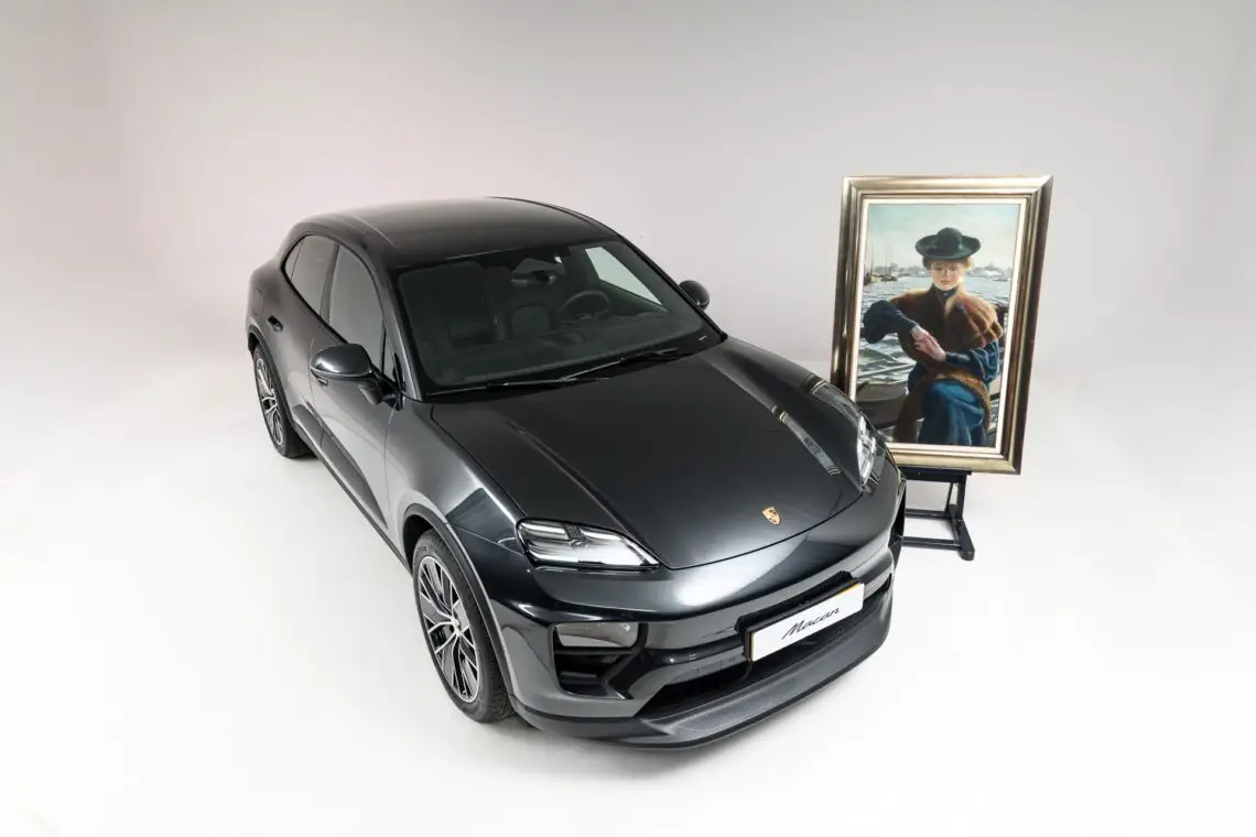 Porsche Macan und ein Gemälde