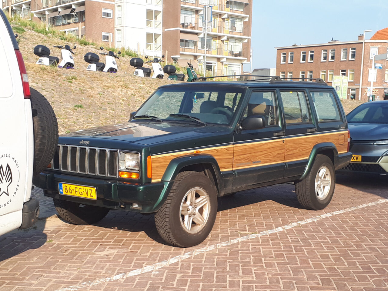 Gespot: een mysterieuze Jeep Cherokee ...