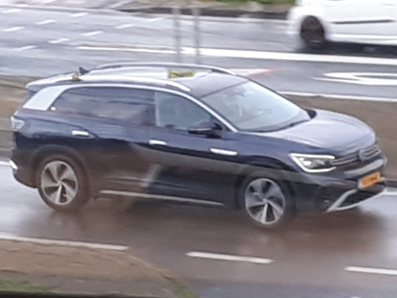 Gespot: een Volkswagen ID.6 Crozz ...