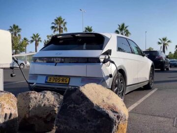 Hoe laad je een elektrische auto op vakantie? ...