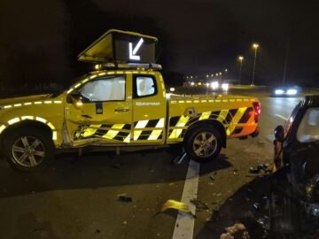 Je kunt ze haast niet missen, maar de felgele pick-ups van Rijkswaterstaat worde ...
