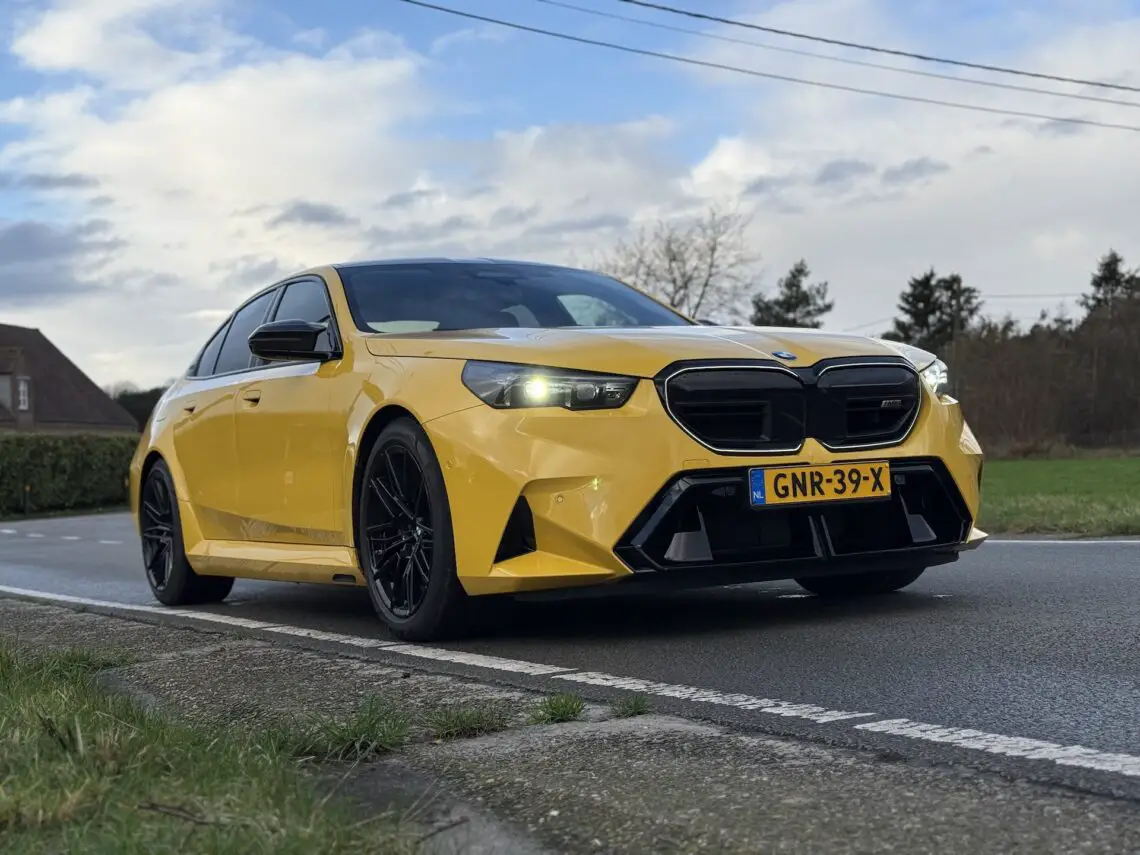 Voorzijde BMW M5 in Speed Yellow