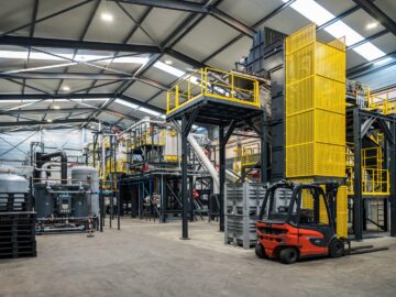 Fotoreportage: In deze hypermoderne fabriek in Rotterdam recyclet BMW zijn batte ...