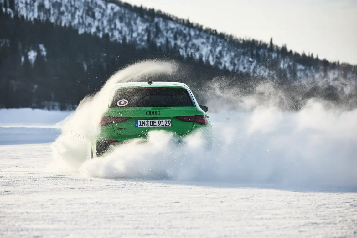 Audi RS3 2025 driftend in de sneeuw