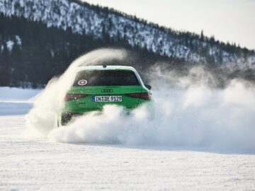 Audi RS3 2025 driftend in de sneeuw