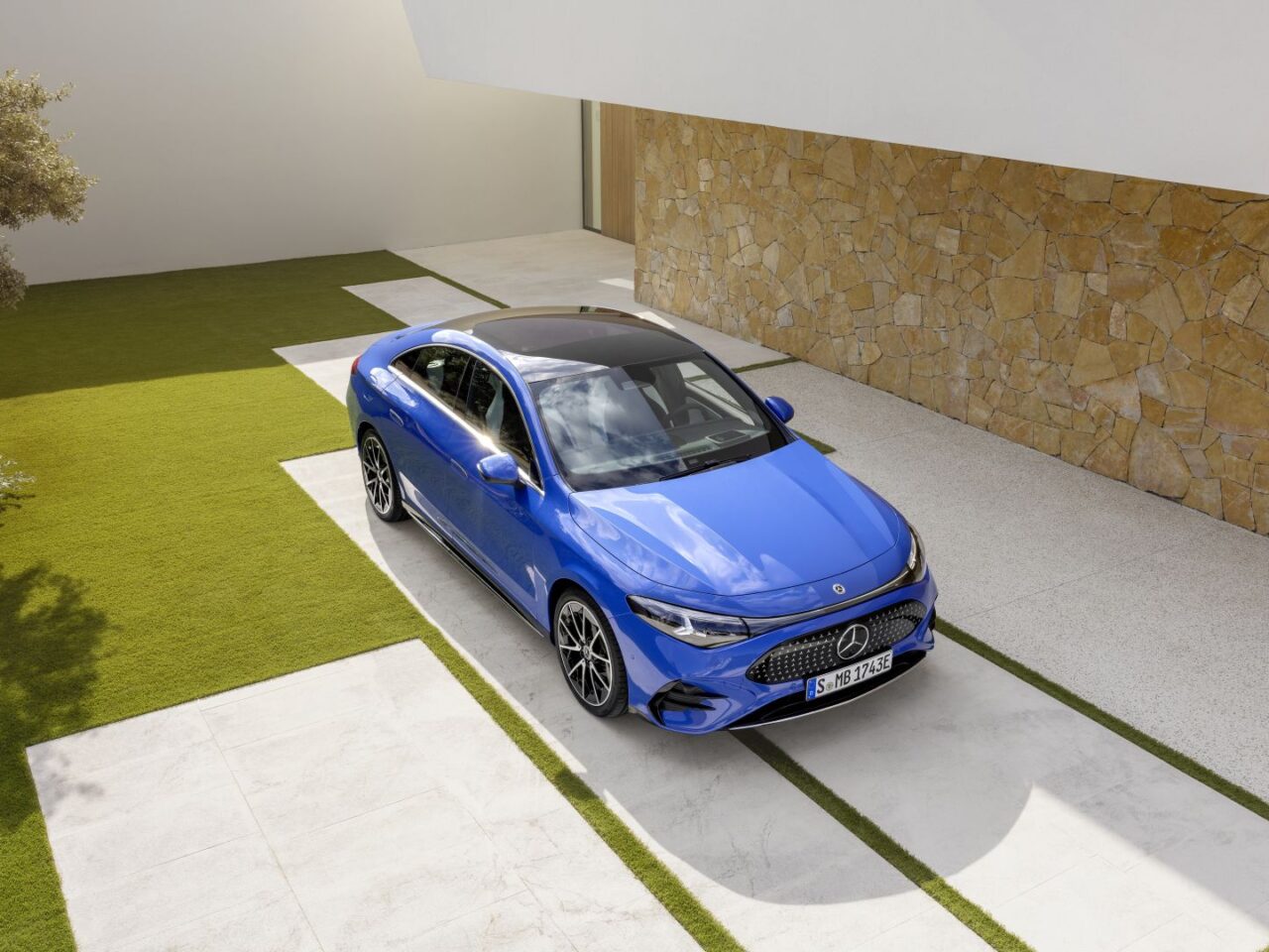 Der neue Mercedes-Benz CLA: Exterieur: AMG Line, clear blue metallic The all-n ...