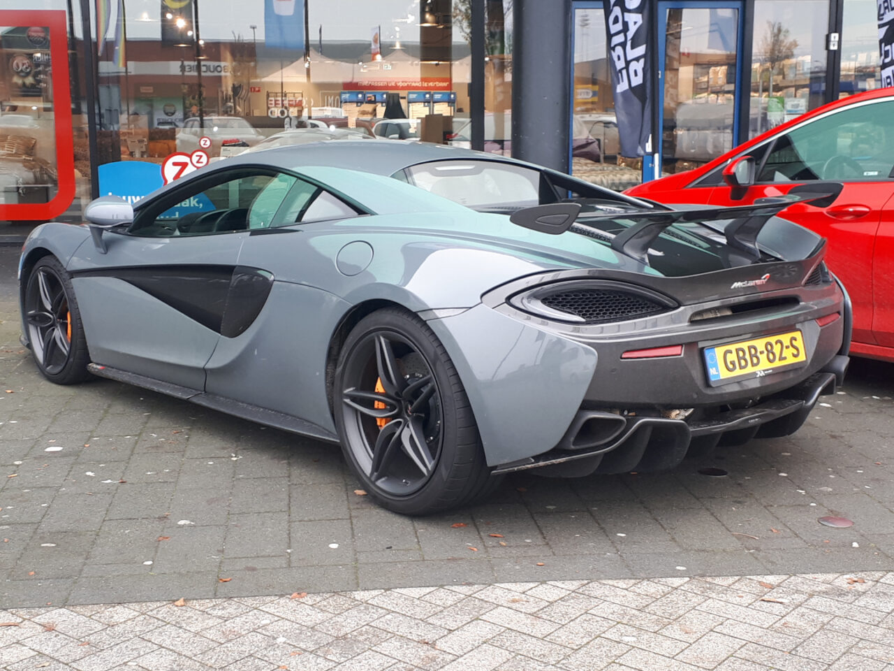 Gespot: een McLaren 570S ...