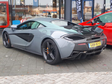 Gespot: een McLaren 570S ...