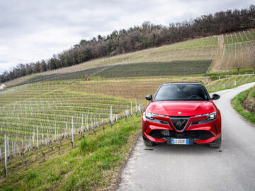 Zit er nog Alfa-DNA in deze cross-over? Review Alfa Romeo Junior Ibrida Q4 ...
