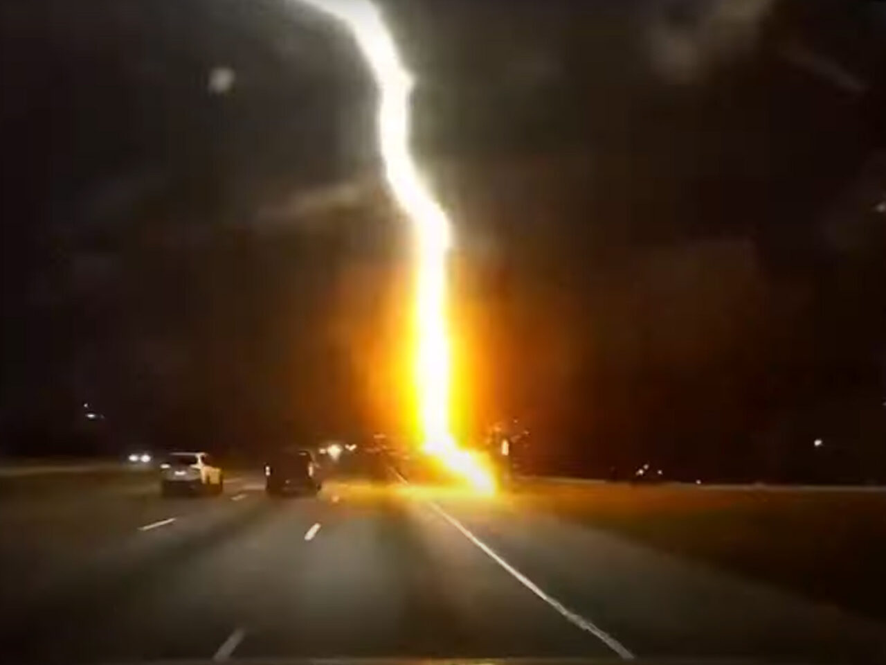 VIDEO: Wat gebeurt er als je (elektrische) auto door bliksem wordt geraakt? ...