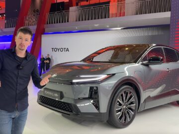 Toyota C-HR+ 2025 - AutoRAI.nl-presentator Bart Oostvogels