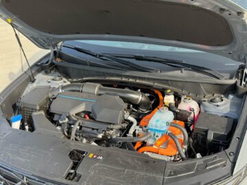 De aandrijflijn bestaat uit een benzine- en elektromotor.