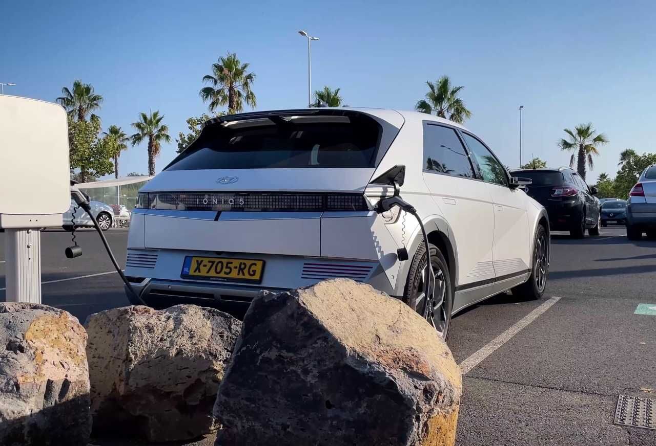 Waarom de prijs bij een tankstation veel duidelijker is dan bij een laadpaal ...