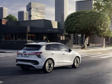 Dynamic photo,
Colour: Glacier white ...