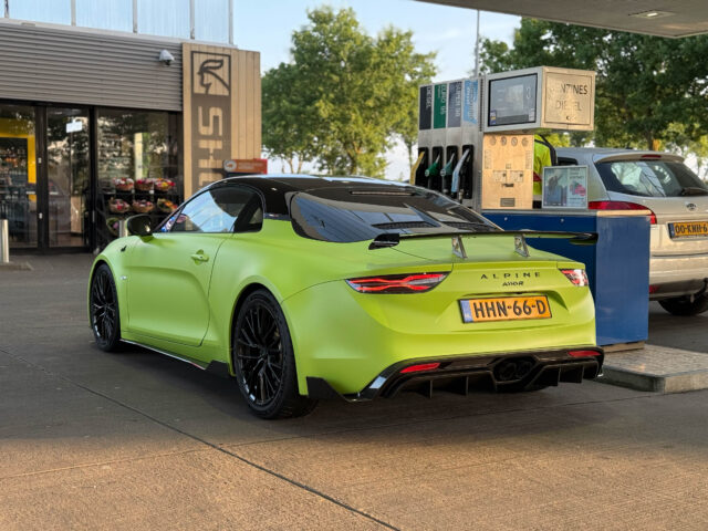 Een Alpine A110R bij een tankstation