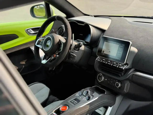 Het interieur ziet er sportief uit