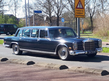 Gespot: een Mercedes-Benz 600 Pullman ...
