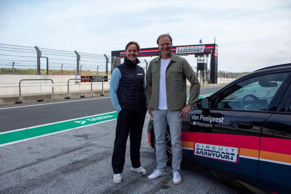 Robert van Overdijk- CEO Circuit Zandvoort (l.) en Maarten Pompen -eigenaar EV Experience (r.)  verlengen samenwerking.