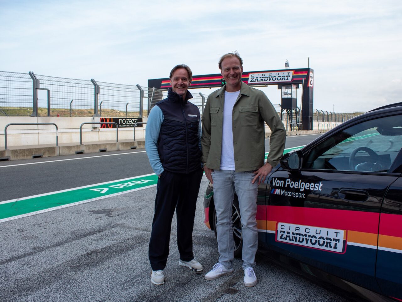 Robert van Overdijk- CEO Circuit Zandvoort (l.) en Maarten Pompen -eigenaar EV Experience (r.) verlengen samenwerking.