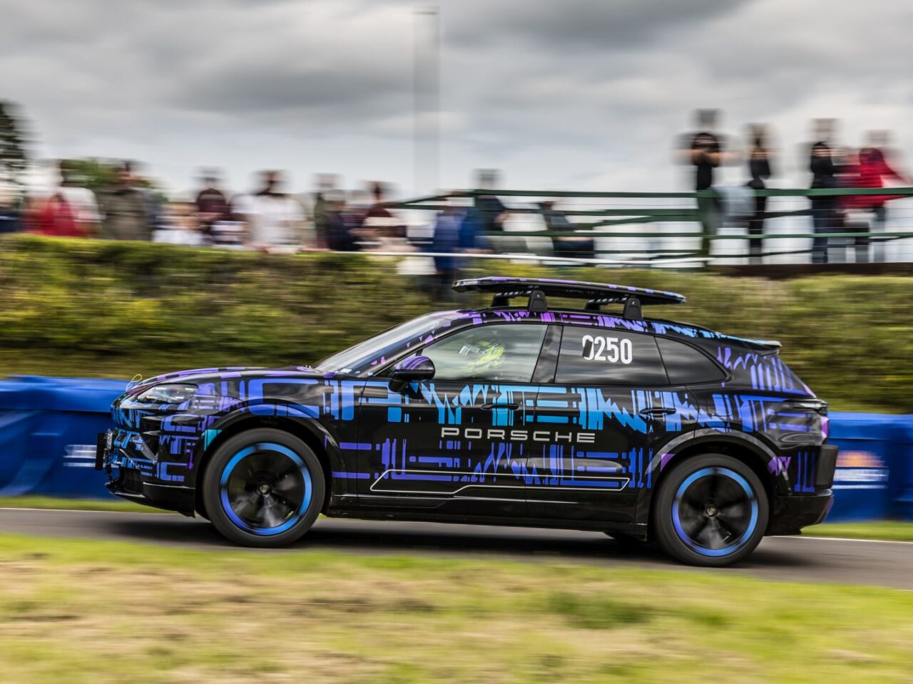 Daar is-ie: de nieuwe Porsche Cayenne zal even wennen zijn voor trouwe klanten ...
