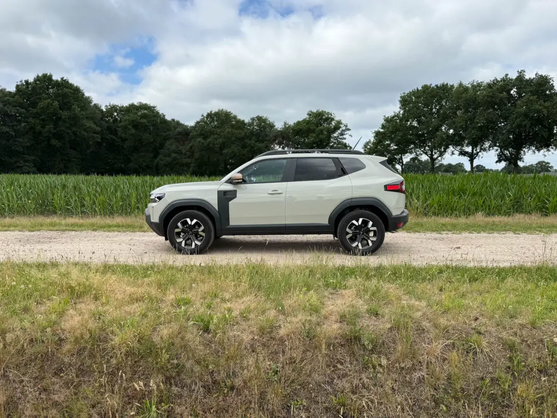 Zijkant Dacia Duster 4x4