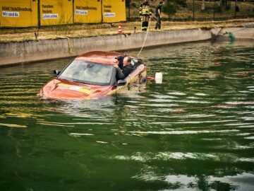 ADAC - PKW im Wasser ...