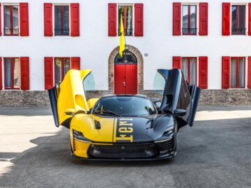 Ferrari presenteert een bijzondere versie van de Daytona SP3. Het betreft een eenmalige uitvoering die is ontwikkeld binnen het Tailor Made-programma van het merk. De auto wordt in augustus 2025 geveild door RM Sotheby’s tijdens de Monterey Car Week in Californië. De opbrengst gaat naar educatieve projecten via de Ferrari Foundation. De naam van de auto luidt Ferrari Daytona SP3 Tailor Made