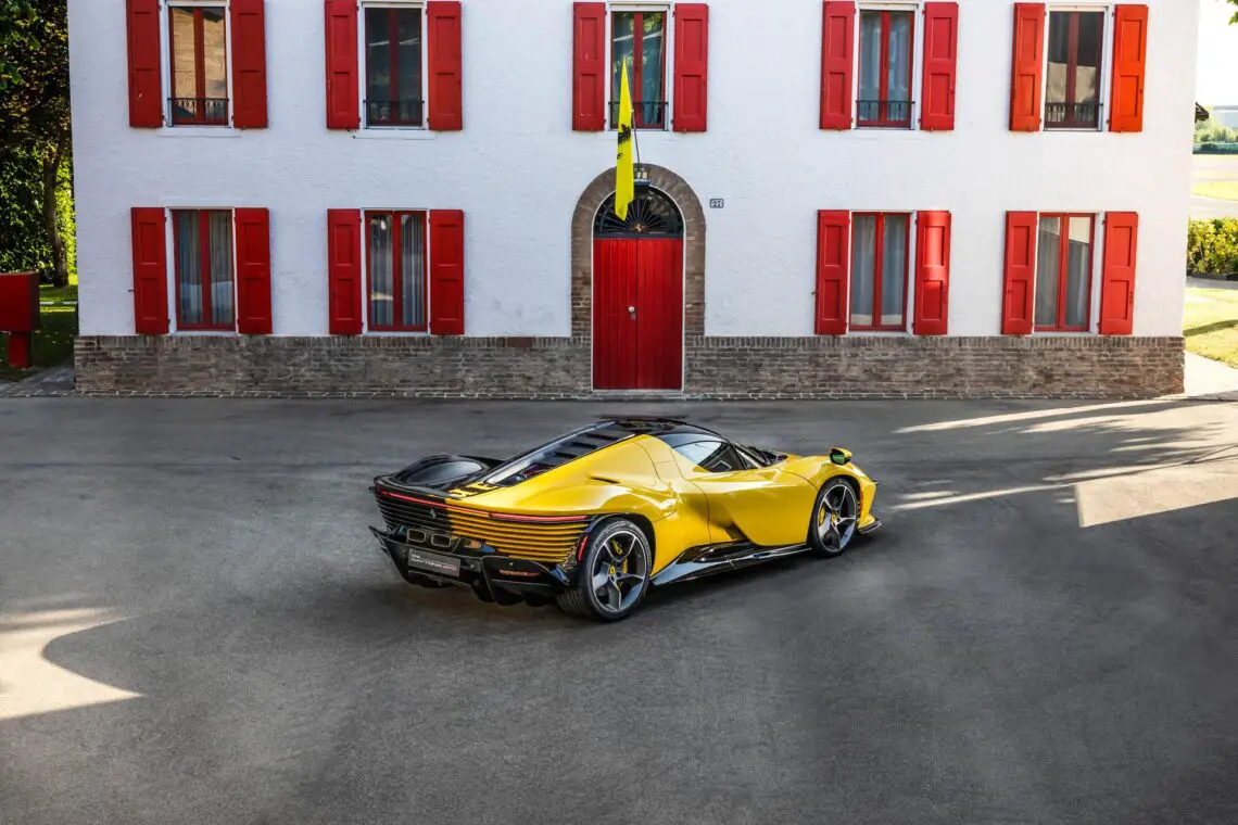 Ferrari presenteert een bijzondere versie van de Daytona SP3. Het betreft een eenmalige uitvoering die is ontwikkeld binnen het Tailor Made-programma van het merk. De auto wordt in augustus 2025 geveild door RM Sotheby’s tijdens de Monterey Car Week in Californië. De opbrengst gaat naar educatieve projecten via de Ferrari Foundation. De naam van de auto luidt Ferrari Daytona SP3 Tailor Made