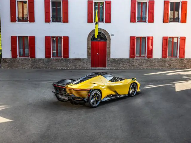 Ferrari presenteert een bijzondere versie van de Daytona SP3. Het betreft een eenmalige uitvoering die is ontwikkeld binnen het Tailor Made-programma van het merk. De auto wordt in augustus 2025 geveild door RM Sotheby’s tijdens de Monterey Car Week in Californië. De opbrengst gaat naar educatieve projecten via de Ferrari Foundation. De naam van de auto luidt Ferrari Daytona SP3 Tailor Made