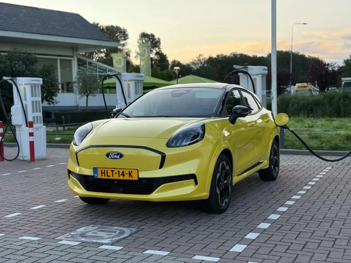 Ford Puma Gen-E aan een snellader