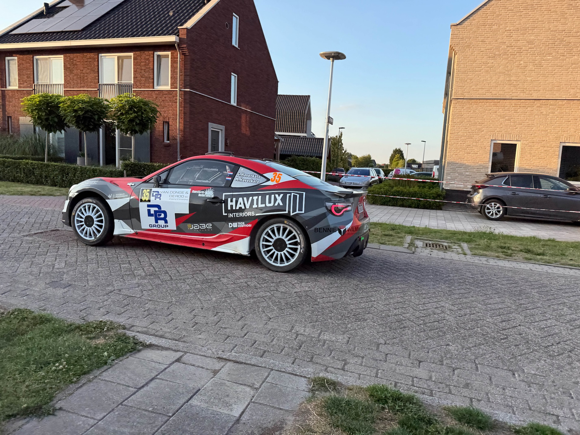 Rallyauto’s knallen dwars door dorpshart - GTC Rally Achtmaal 2025