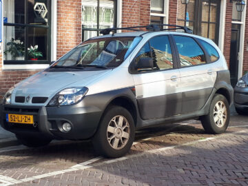 Gespot: een Renault Scénic RX4 ...