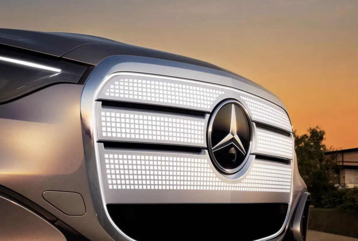 Reimagined iconic grille of the GLC with EQ Technology features a chromed frame, a smoked-glass-look lattice structure, and integrated contour lighting.