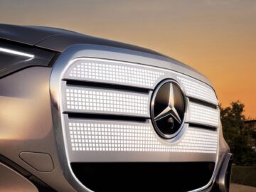 Reimagined iconic grille of the GLC with EQ Technology features a chromed frame, a smoked-glass-look lattice structure, and integrated contour lighting.