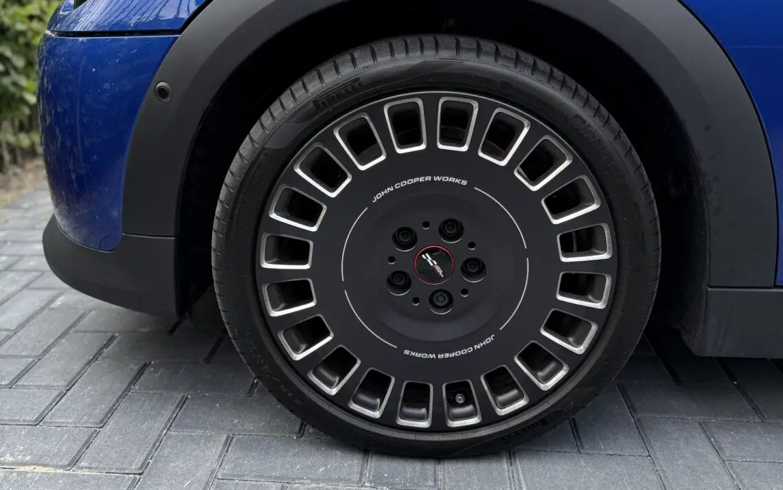 MINI met optionele JCW Rally Spoke Special-wielen (Styling 964)