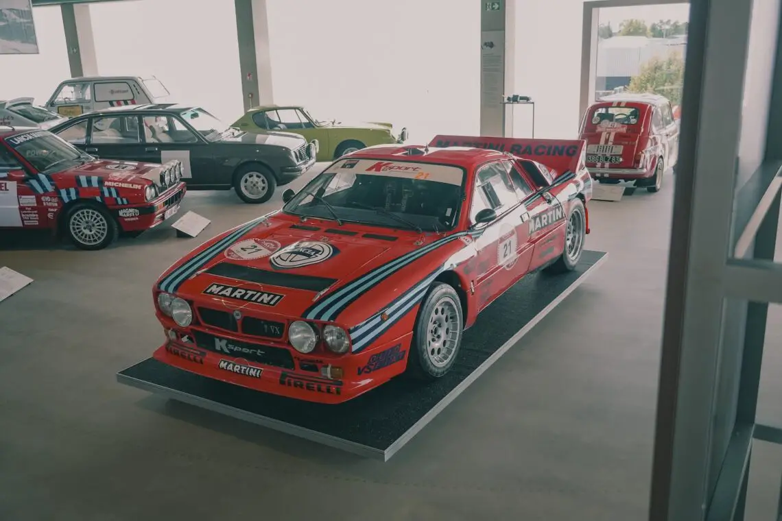 Lancia 037 bij Squadra Abarth & Rally Collection