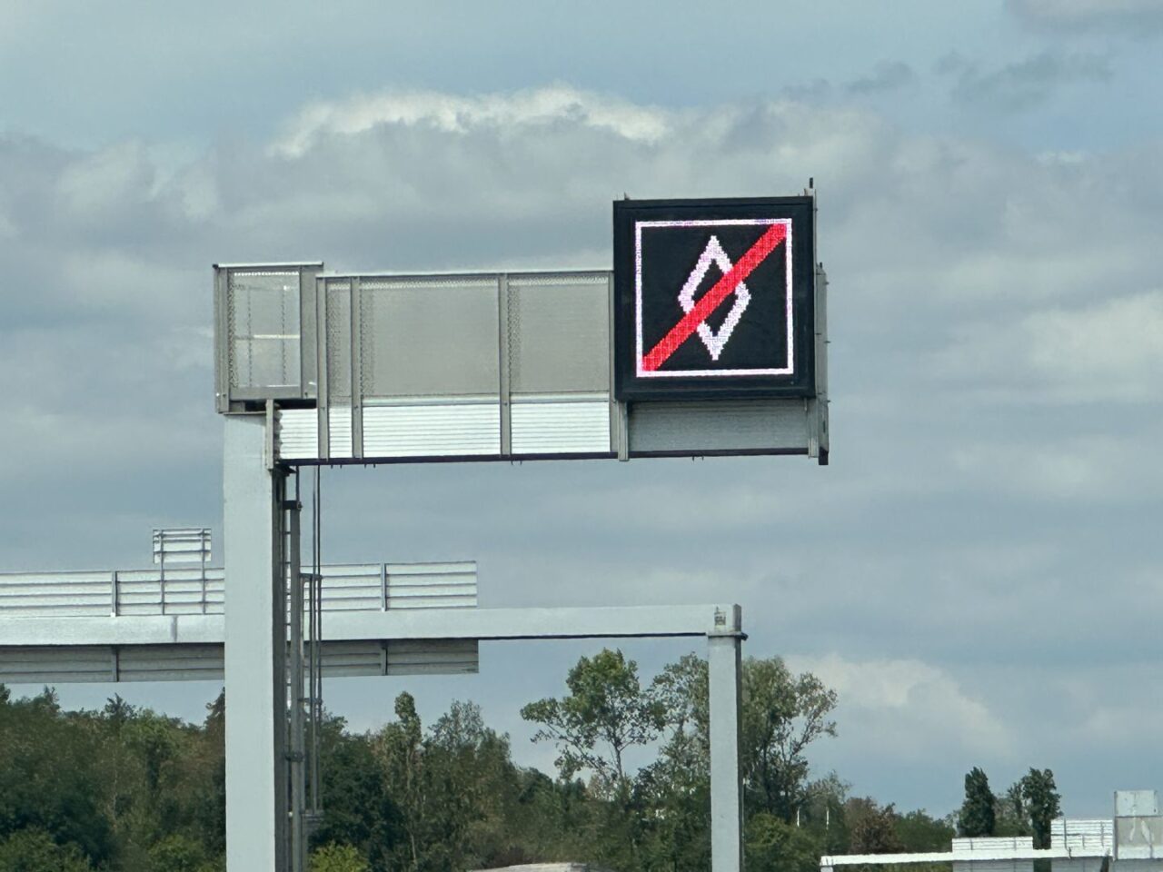 Wat betekent dit ‘diamant-bord’ dat je vaak ziet op vakantie in Fran ...