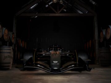 Cadillac met Jim Beam in zee