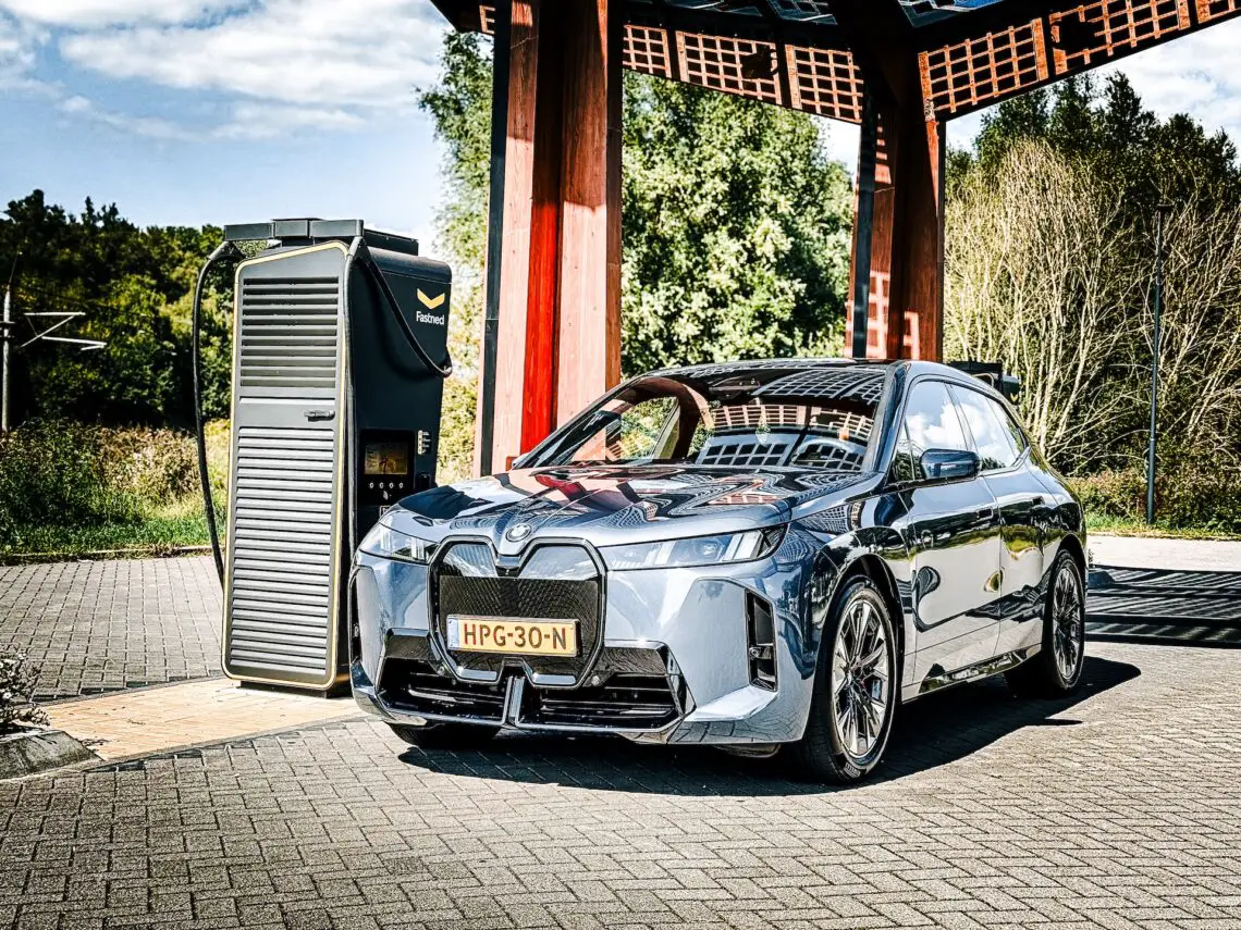 BMW iX 2025 bij een snellader
