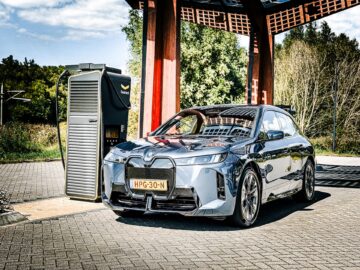 BMW iX 2025 bij een snellader