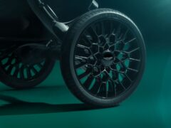 Geen grap: Aston Martin verkoopt nu kinderwagen die meer kost dan je eerste auto ...