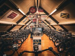 De ultieme mancave? Stany heeft een Buick en 80 historische motorfietsen! ...